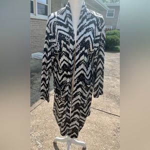 Black-grey asymmetric pattern long cardigan.